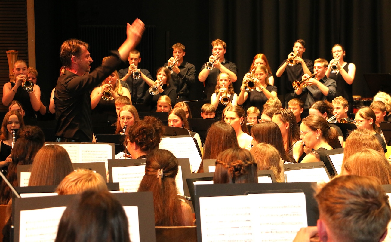 Großes Jahreskonzert des Kreisgymnasiums Riedlingen Sinfonisches Blasorchester begeistert